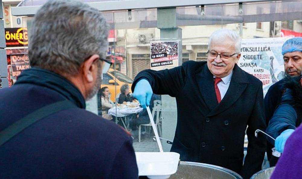 Kadir Gecesi İftarında Burhaniyeliler Cumhuriyet Meydanı'nda Buluştu