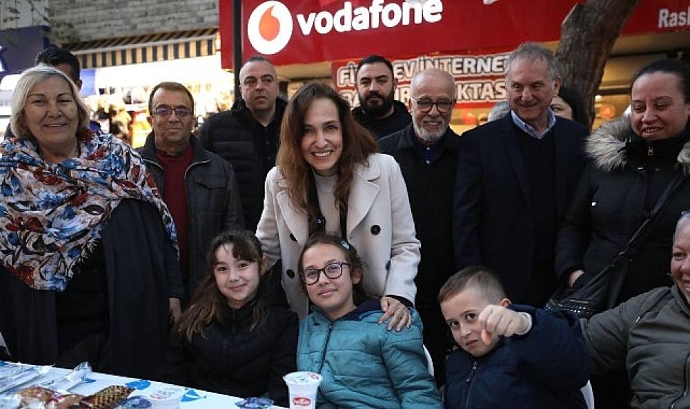 Karşıyaka &Ccedil;arşı'ya dev sofra: 5 bin kişi iftarda buluştu!