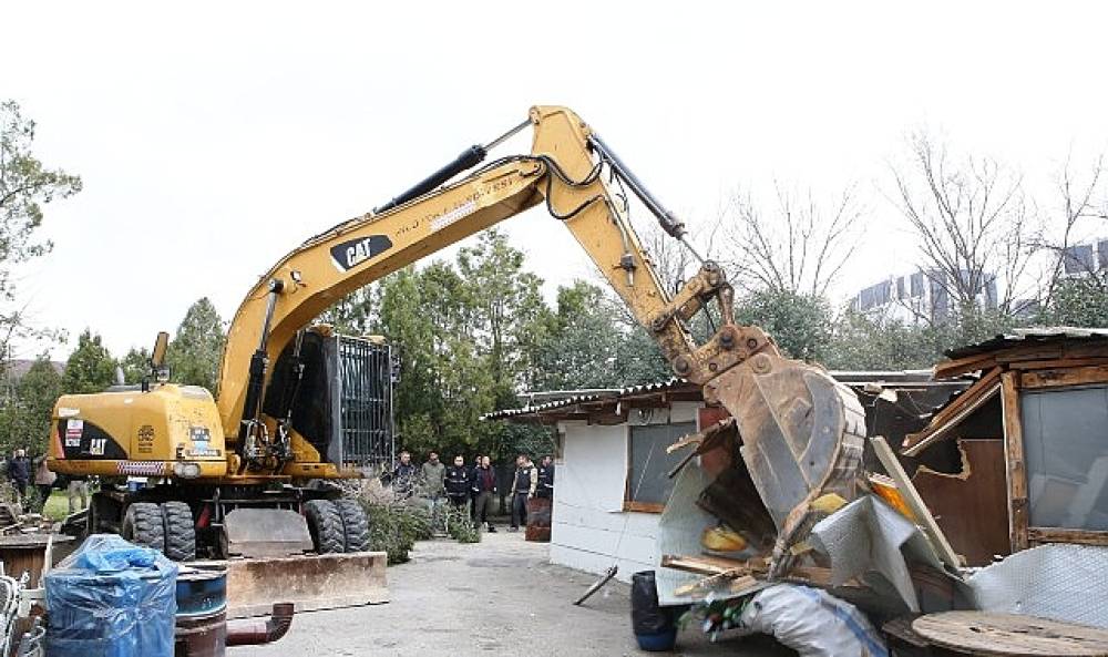 Nil&uuml;fer'de ka&ccedil;ak barakalar yıkıldı