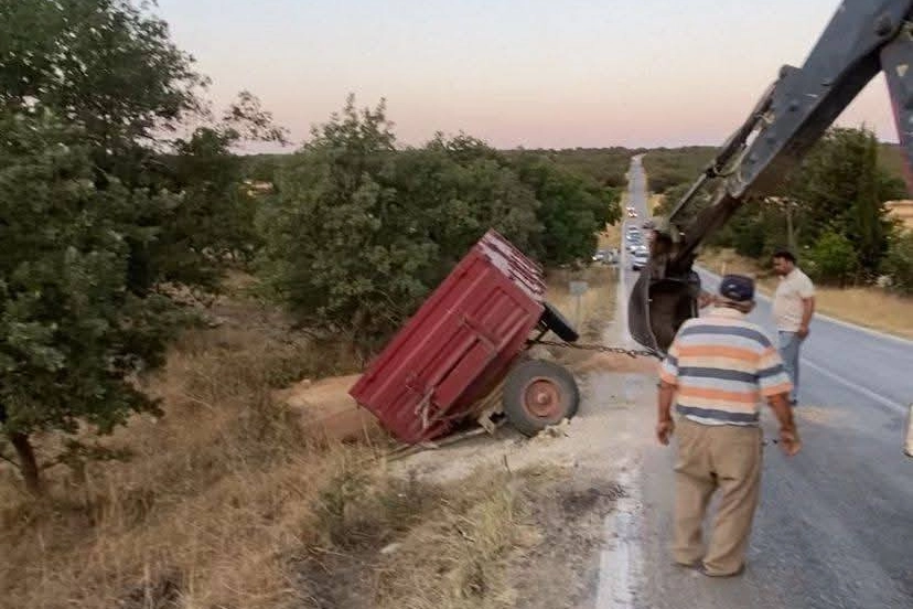 Buğday Yüklü Traktör Devrildi, Yol Kapandı