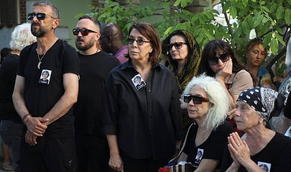 Şehir Tiyatroları sanat&ccedil;ıları Eftal G&uuml;lbudak'ı son yolculuğuna Balıkesir'de uğurladılar