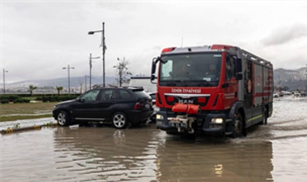 Ege kıyılarında basın&ccedil; 991 mb'a d&uuml;şt&uuml;, deniz 85 santimetre y&uuml;kseldi