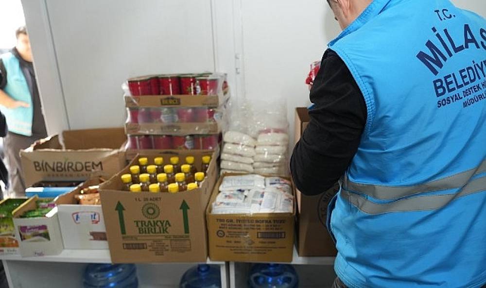 Milas Belediyesi Gıda Kolisi Dağıtımlarını S&uuml;rd&uuml;r&uuml;yor