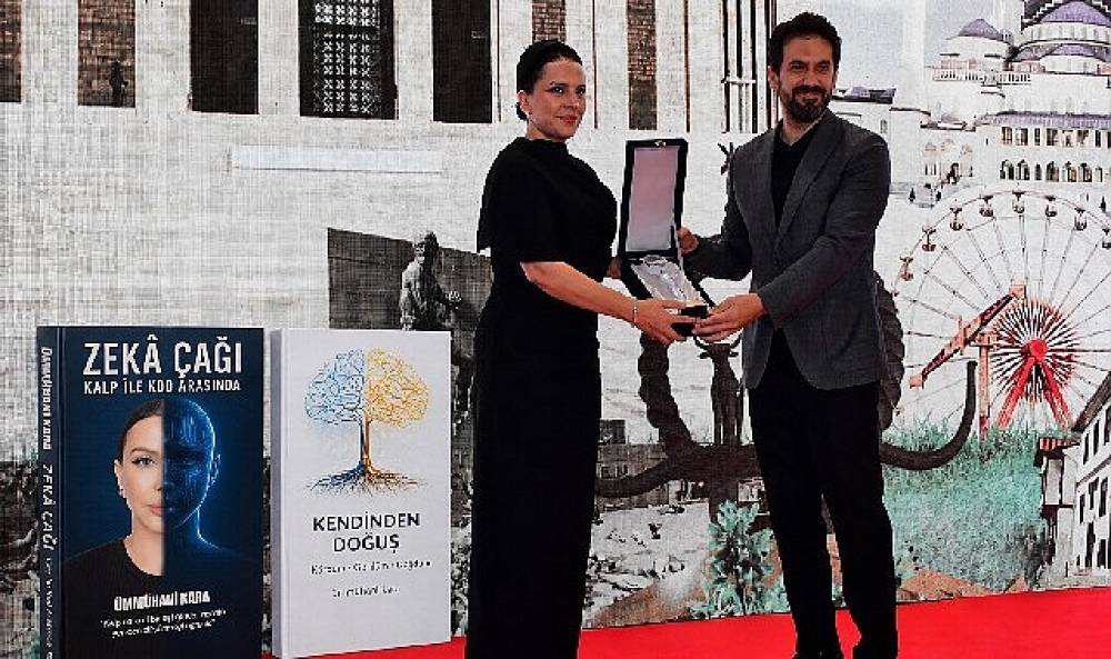 Bakan Yardımcısı Dr. Batuhan Mumcu, Araştırmacı Yazar &Uuml;mm&uuml;hani Kara'ya &Ouml;d&uuml;l&uuml;n&uuml; Takdim Etti 