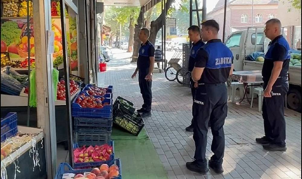 İneg&ouml;l Belediyesi Zabıta Ekiplerinden Kaldırım İşgali Ve &Ccedil;evre Kirliliği Denetimi