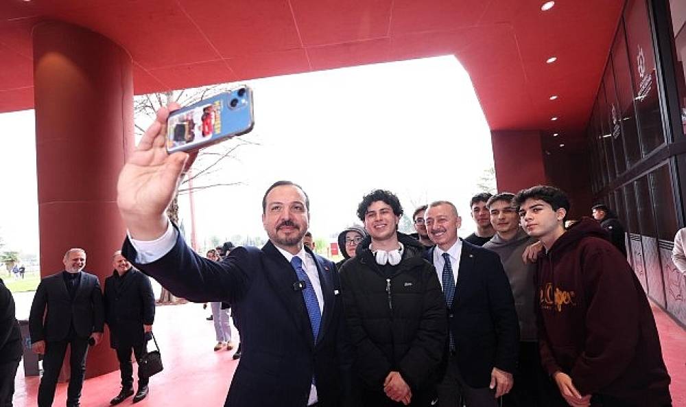 K&uuml;rşad Zorlu'dan Alev Alatlı K&uuml;t&uuml;phanesi'ne &ouml;vg&uuml;