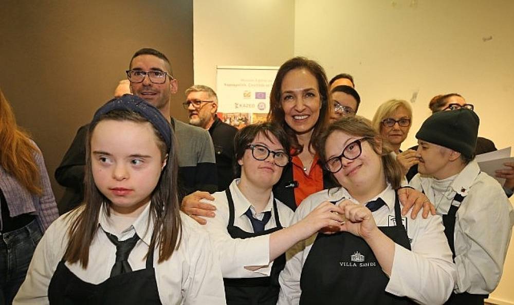 Karşıyaka'nın &ouml;zel gen&ccedil;leri mutfakta h&uuml;nerlerini sergiledi