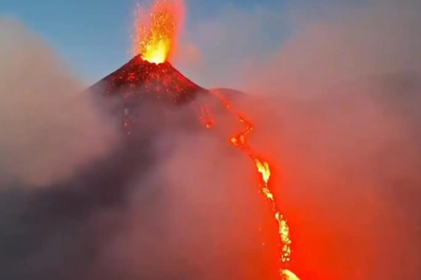 Etna Yanardağı kül ve lav püskürttü