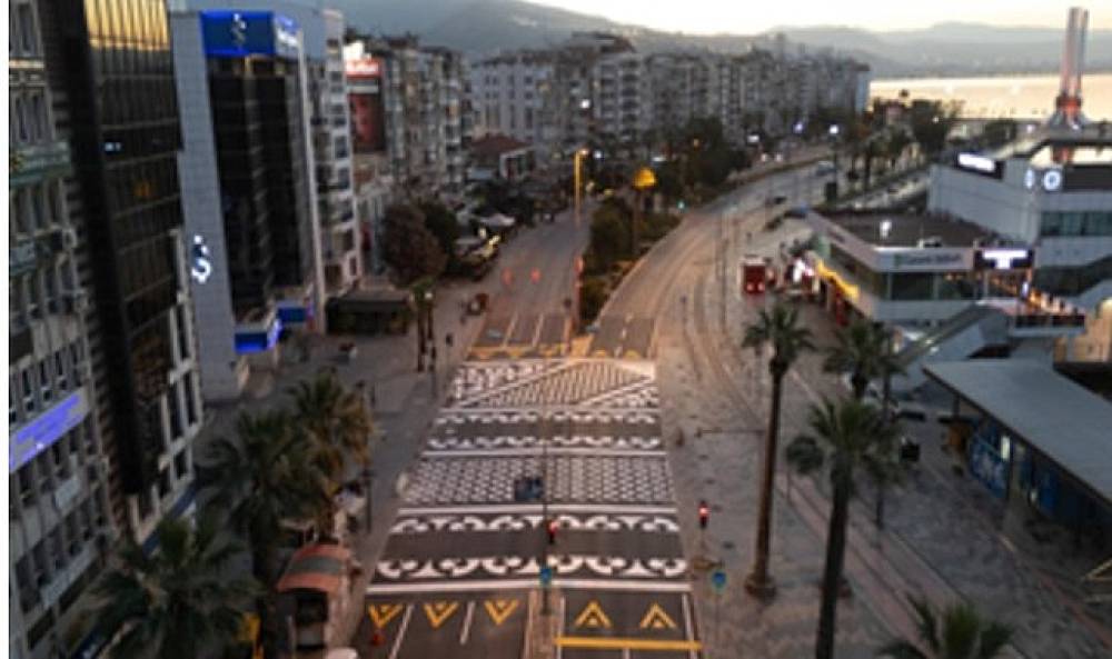 Karşıyaka Yalı Bulvarı'na y&uuml;kseltilmiş ve desenli yaya platformu