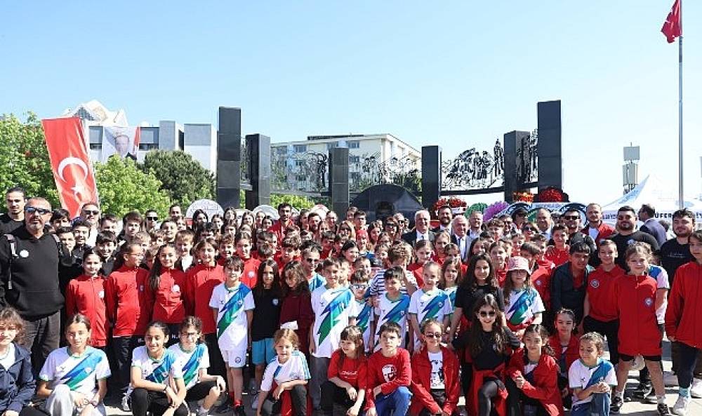 Nil&uuml;fer, 19 Mayıs'ı Cumhuriyet Meydanı'nda karşıladı