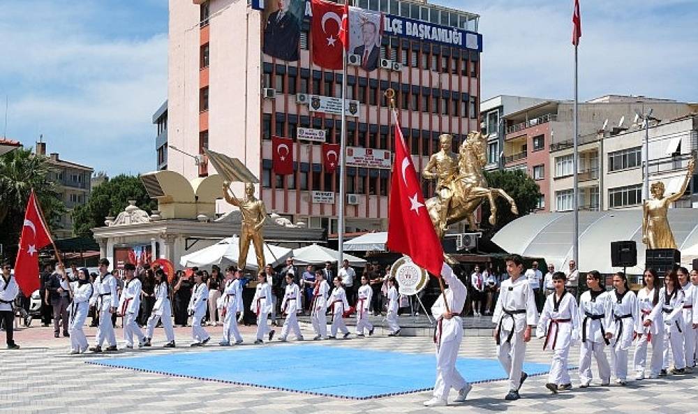 Pehlivan'dan 19 Mayıs mesajı: Gen&ccedil;liğin yanında olmak, geleceğe sahip &ccedil;ıkmaktır