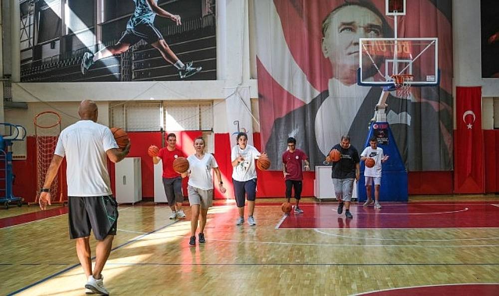 Bayraklı'da Yaz Spor Okulları İ&ccedil;in Kayıtlar Başladı