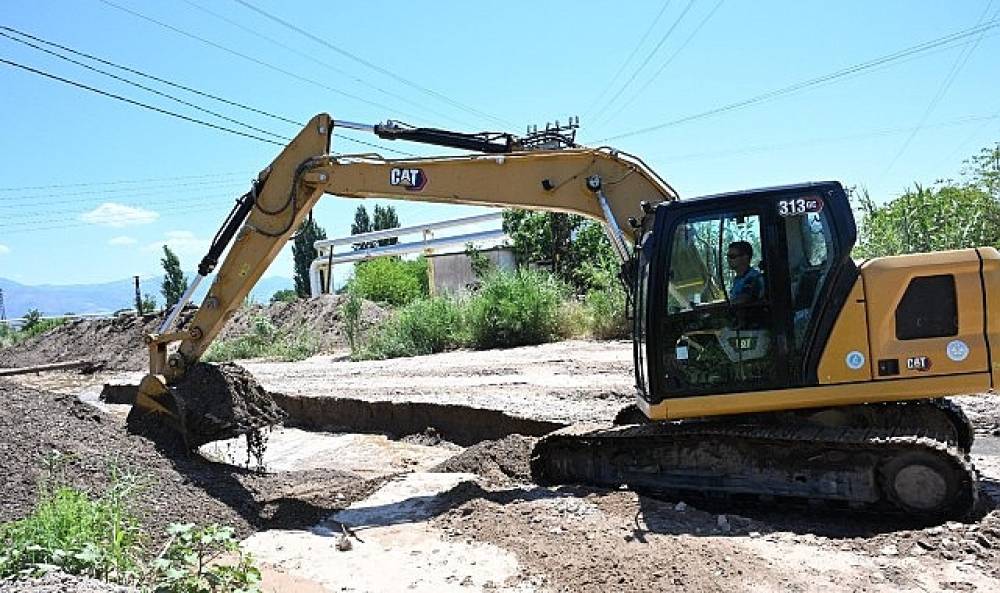 Alaşehir'de Zeytin&ccedil;ayı Deresi Temizlendi, Taşkın Riskine &Ouml;nlem Alındı