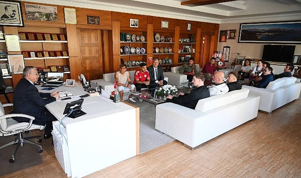 Başkan Topaloğlu'na antrenör ve sporculardan ziyaret
