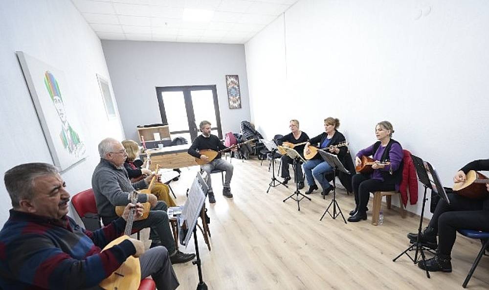 Konak'ta &uuml;cretsiz bağlama kursuna yoğun ilgi