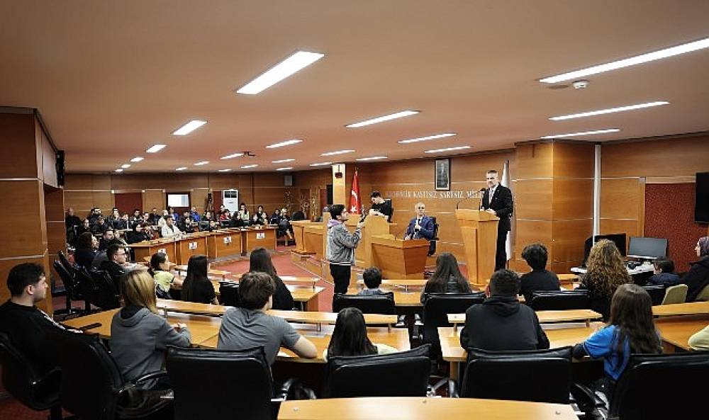 Gen&ccedil;ler sordu, Başkan Vekili Akın yanıtladı