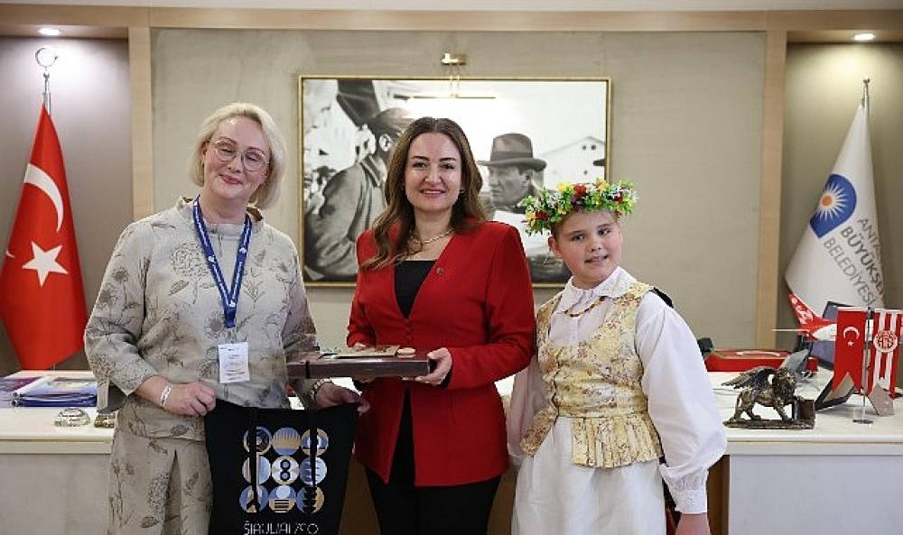 Başkan Vekili B&uuml;şra &Ouml;zdemir d&uuml;nya &ccedil;ocuklarını ağırladı