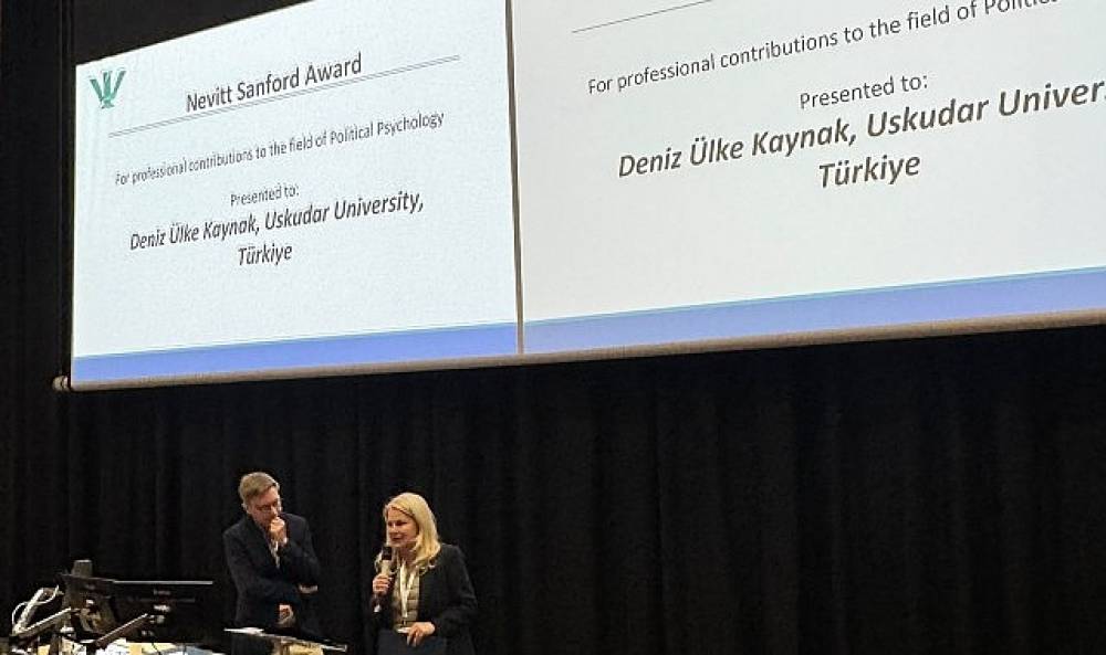 Politik psikolojinin en saygın &ouml;d&uuml;l&uuml; Prof. Dr. Deniz &Uuml;lke Kaynak'a takdim edildi!
