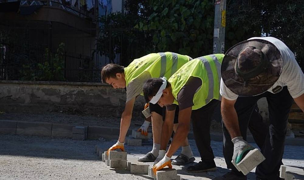 Ayvalık'ta Aynı Anda Altı Noktada Yol Yapım &Ccedil;alışması