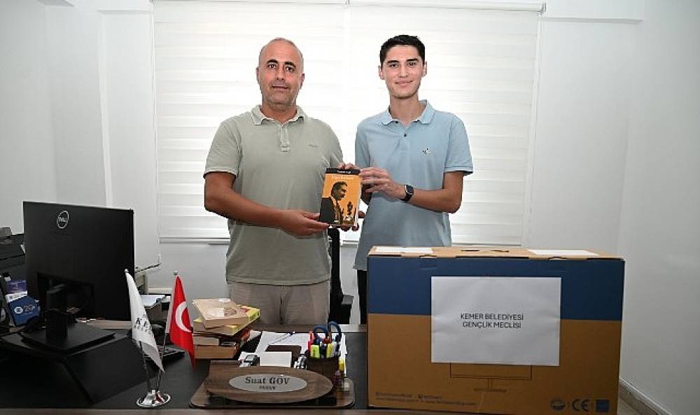 Gençlik Meclisi'nden Anlamlı Kitap Bağışı 