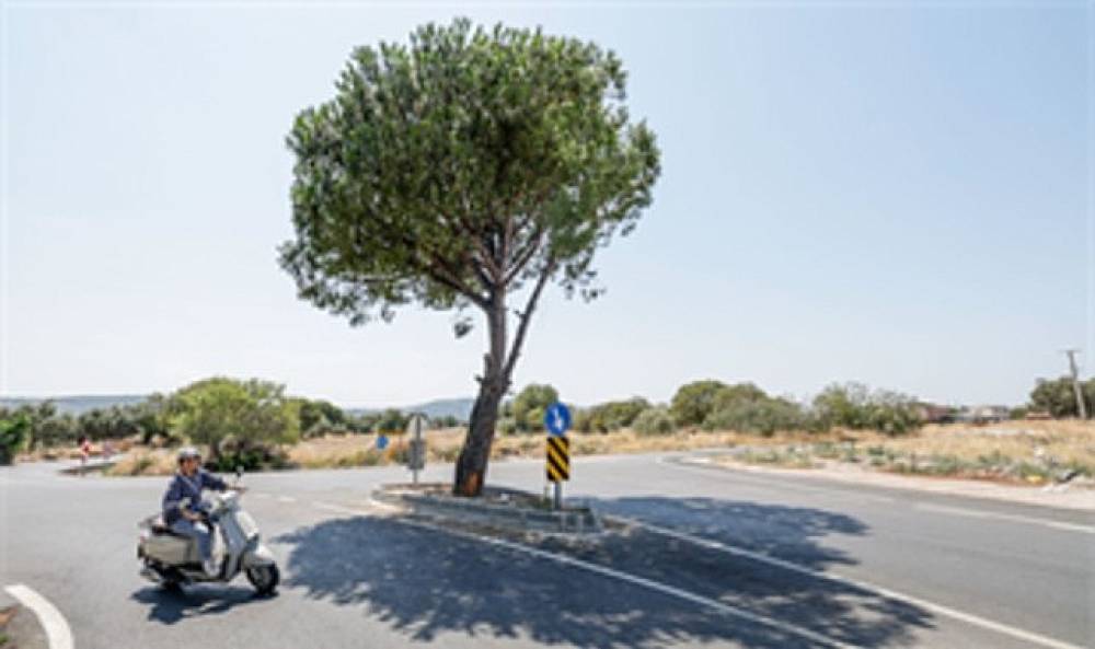 Bergama'da yollar yenileniyor, ulaşım daha g&uuml;venli hale geliyor