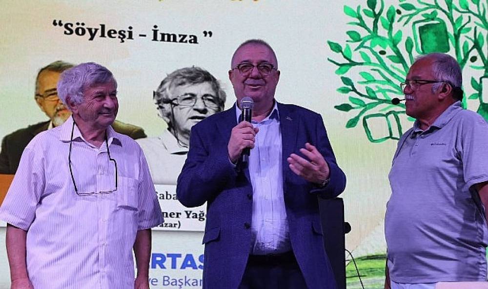 8. Edremit Kitap Fuarı'nda &uuml;&ccedil;&uuml;nc&uuml; g&uuml;n: Ustalara saygı, edebiyat ve m&uuml;zik bir arada