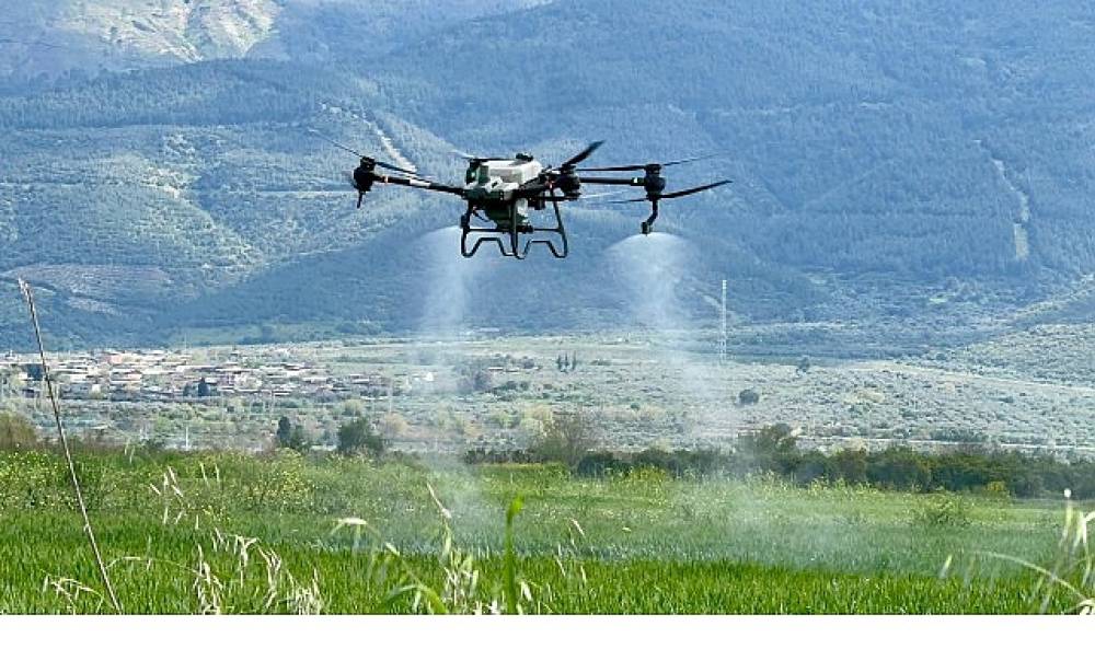 Başkan &Ccedil;er&ccedil;ioğlu'nun Tarıma ve &Uuml;reticilere Destekleri S&uuml;r&uuml;yor: Tarlalar Drone ile &Uuml;cretsiz G&uuml;breleniyor