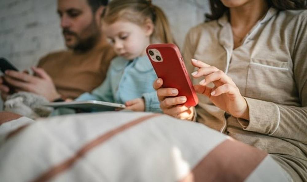 Kontrols&uuml;z Ekran Kullanımı Psikolojimizi Nasıl Etkiliyor?