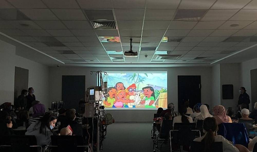 Minik Kalpler G&uuml;l&uuml;msedi: Disney 23 Nisan'da Ko&ccedil; &Uuml;niversitesi Hastanesi'nde Tedavi G&ouml;ren &Ccedil;ocuklara Neşe Dolu Anlar Yaşattı