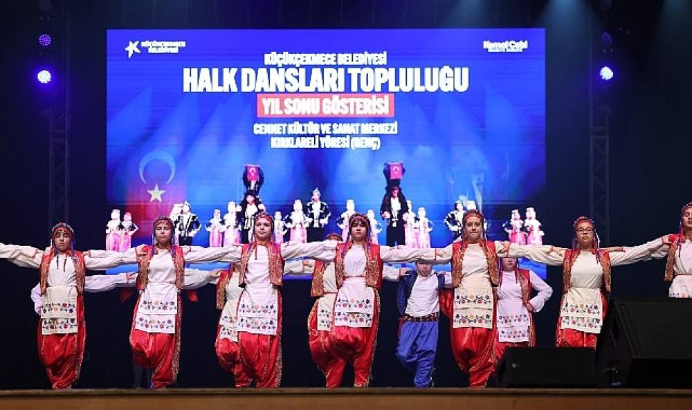 K&uuml;&ccedil;&uuml;k&ccedil;ekmece Belediyesi Halk Dansları Topluluğu'nun Yılsonu G&ouml;sterisi İzleyenleri B&uuml;y&uuml;ledi