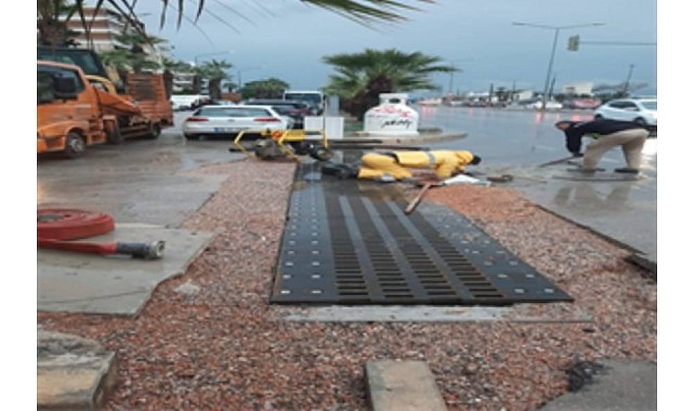 İzmir B&uuml;y&uuml;kşehir Belediyesi ekipleri sağanak nedeniyle seferber oldu