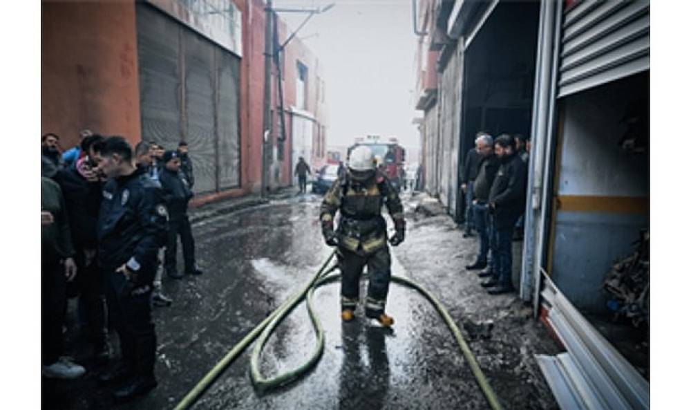 Buca'da depo yangını kısa s&uuml;rede s&ouml;nd&uuml;r&uuml;ld&uuml;