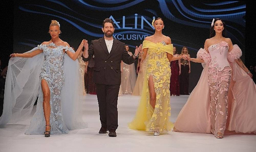 &Uuml;nl&uuml; mankenlerden net mesaj: 'Bayrağımız Kırmızı &Ccedil;izgimizdir'