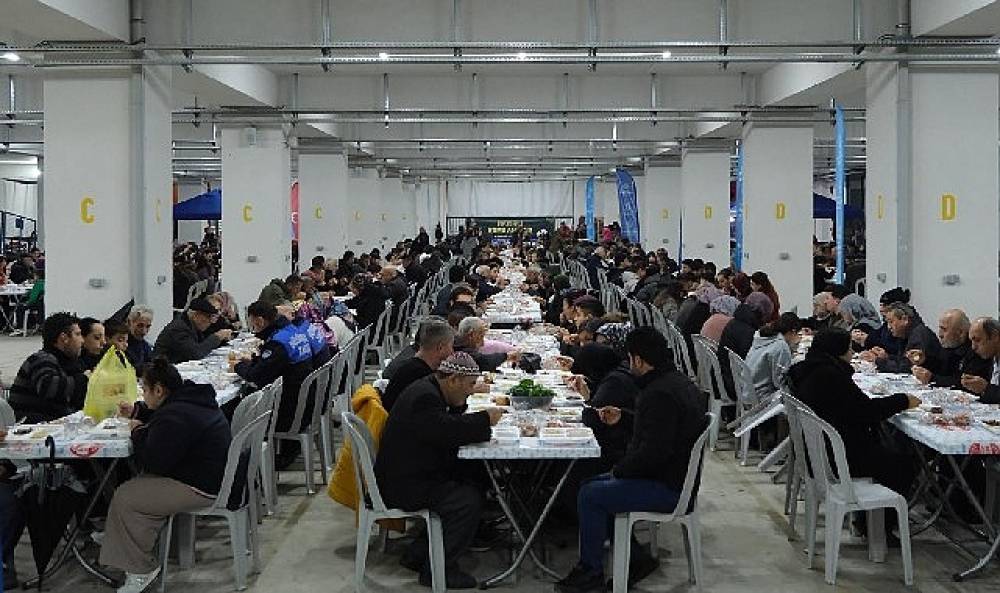 Başkan &Ccedil;er&ccedil;ioğlu Aydın'ın d&ouml;rt bir yanında vatandaşları iftar sofraları ile buluşturuyor
