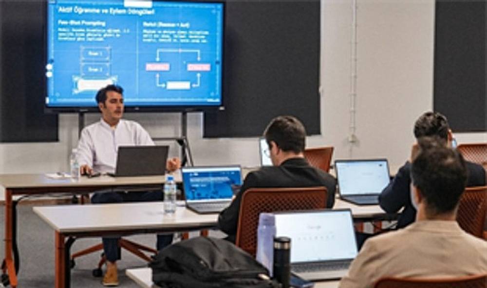 B&uuml;y&uuml;kşehir'den y&ouml;neticilere yapay zeka ile dijital d&ouml;n&uuml;ş&uuml;m eğitimi