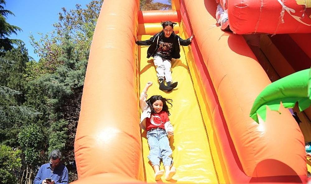 Kadık&ouml;y'de 23 Nisan karnavalı: D&ouml;rt parkta y&uuml;zlerce etkinlik