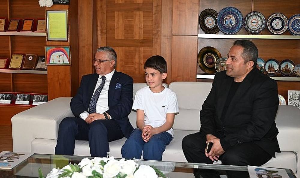 &Ouml;ğrenciler Başkanlık koltuğuna oturdu