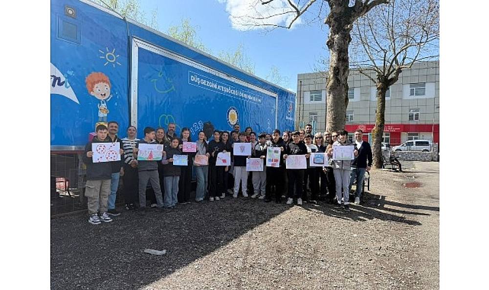 Ateşb&ouml;ceği'nin ışığı boyama kitabına d&ouml;n&uuml;şt&uuml;: Domino's'tan &ccedil;ocuklara 23 Nisan armağanı!