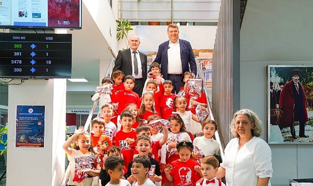 Seferihisar'da 23 Nisan coşkusu: Başkanlık koltuğu &ccedil;ocuklara emanet