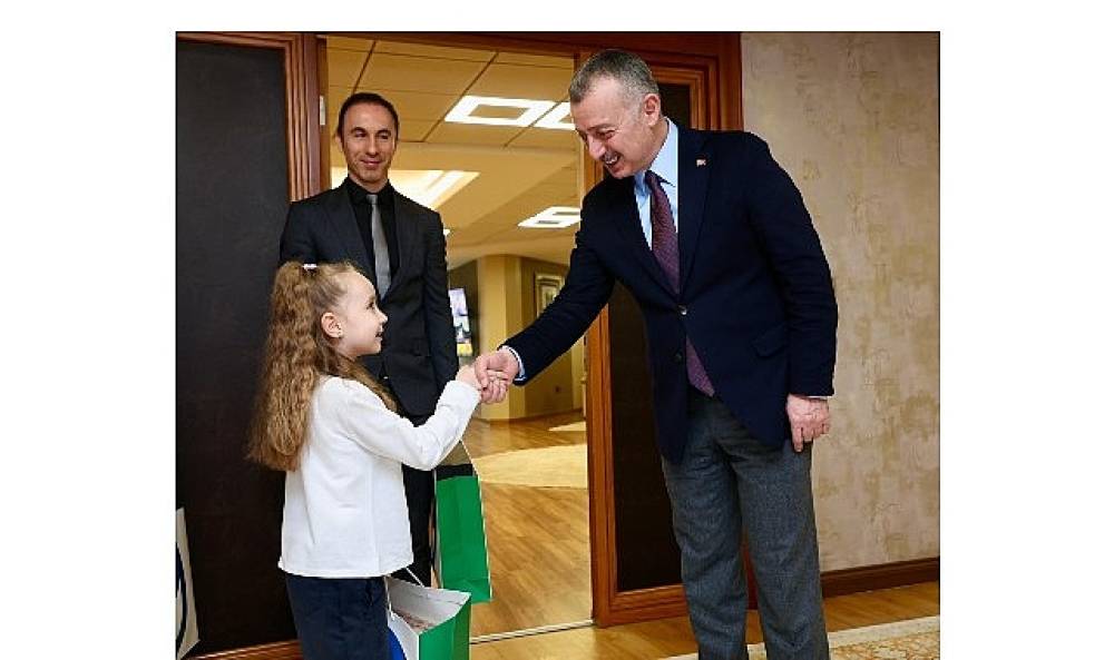 Başkan B&uuml;y&uuml;kakın,  koltuğu &ccedil;ocuklara bıraktı