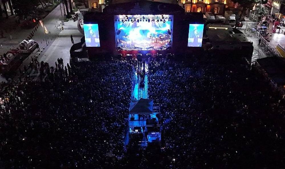 Gen&ccedil;lik Festivali'nde Simge Coşkusu