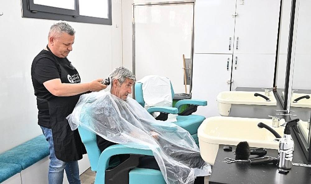 Mobil Kuaf&ouml;r 'den huzurevi sakinlerine bayram tıraşı 