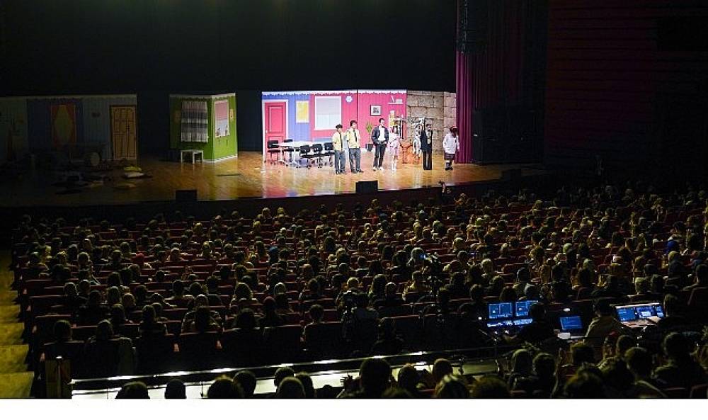 Gen&ccedil;lerden rock konseri ve tiyatro