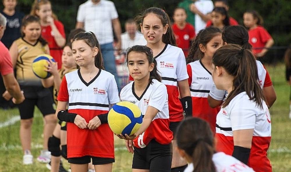 Mini Voleybol Şenliği'nde &Ccedil;ocuklar Madalyalarını Aldı