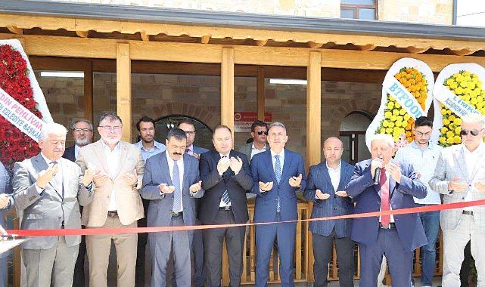 İzmir Bakır&ccedil;ay &Uuml;niversitesi Faruk Demir Camii İbadete A&ccedil;ıldı