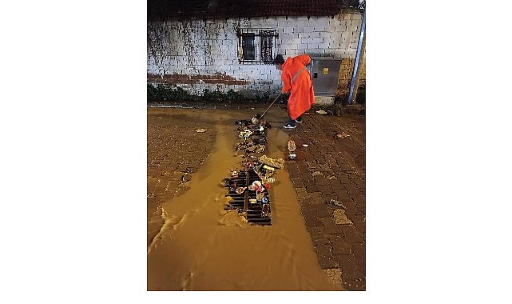 Edremit Belediyesi Yağışlara Karşı G&ouml;revde