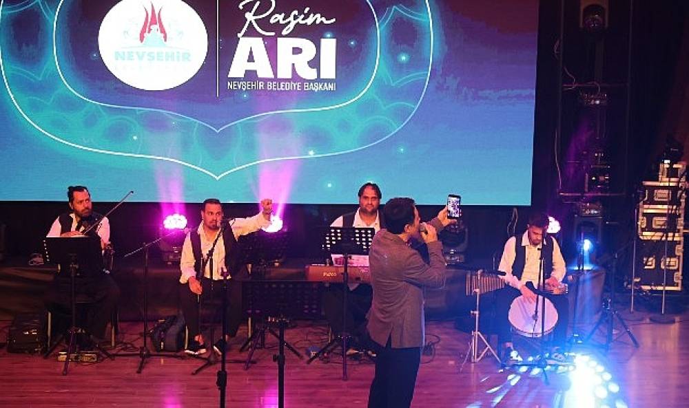 Nevşehir'de Abdurrahman &Ouml;n&uuml;l Konserine Yoğun İlgi