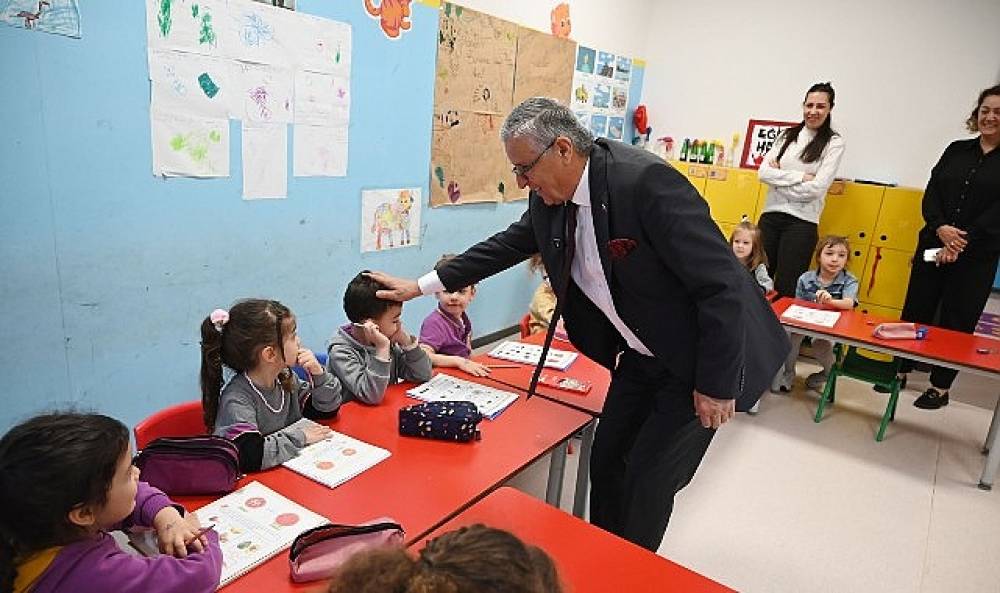 Başkan Topaloğlu, &ouml;ğrencilerin kitap etkinliğine katıldı