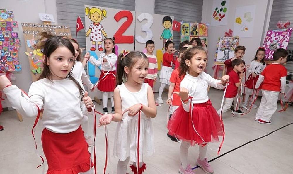 &Ccedil;ocuklar 23 Nisan'ı Osmangazi'de Coşkuyla Kutladı