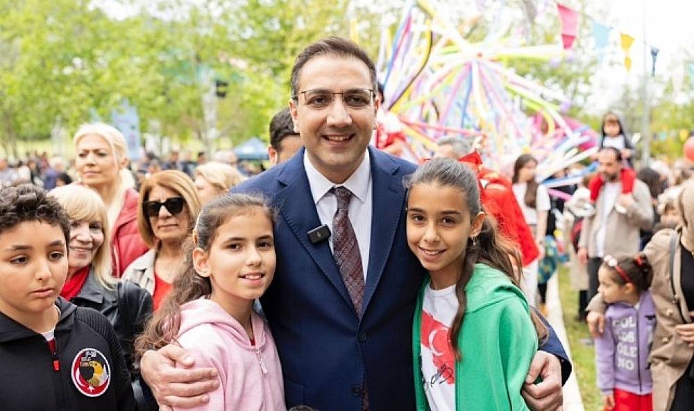 Bal&ccedil;ova'da 23 Nisan Coşkusu Zirveye Ulaştı: Meydanlar &Ccedil;ocukların Neşesiyle Doldu